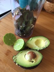 Avocado mit Limettensaft und Basilikum